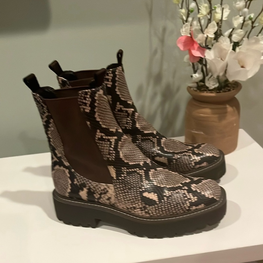 Sam Edelman Stylish Snakeskin Patterned Chelsea Boots